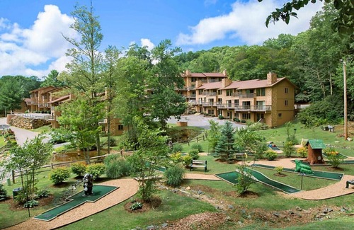 Banner Elk Condominio | Breathe in Fresh Mountain Air in this 2BD resort condo with amenities onsite