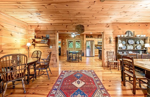 Lake Toxaway Casa | Respire el aire fresco de la montaña y deje que sus preocupaciones se desvanezcan.