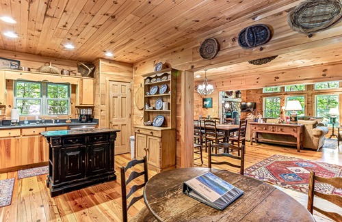 Lake Toxaway Casa | Respire el aire fresco de la montaña y deje que sus preocupaciones se desvanezcan.