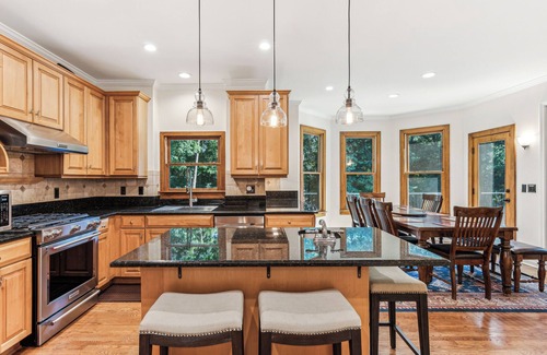 Gainesville Casa | Breathing taking views of Lake Lanier in a quite and private cove.
