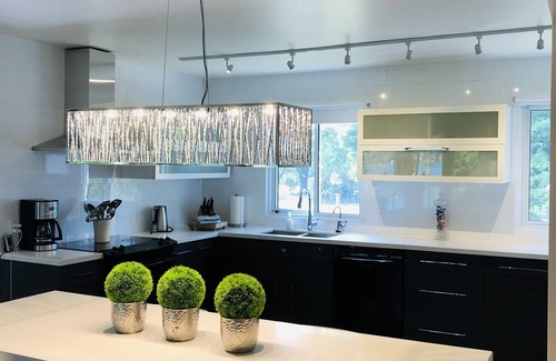 Niagara-on-the-Lake Casa | Breathtaking Views of the Niagara River from a Private Contemporary Home in NOTL