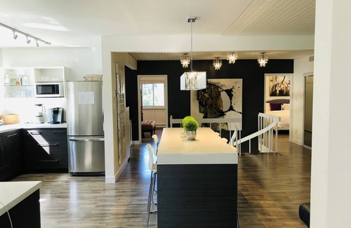 Niagara-on-the-Lake Casa | Breathtaking Views of the Niagara River from a Private Contemporary Home in NOTL