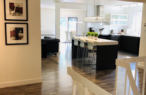 Niagara-on-the-Lake Casa | Breathtaking Views of the Niagara River from a Private Contemporary Home in NOTL