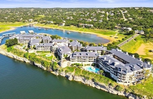 Highland Lake Estates Condominio | Breathtaking 2-bedroom Lakefront Resort Type Condo in Lake Travis