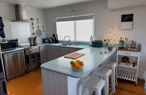 Cable Bay Casa | Breathtaking Bay Views | Walk to Coopers Beach