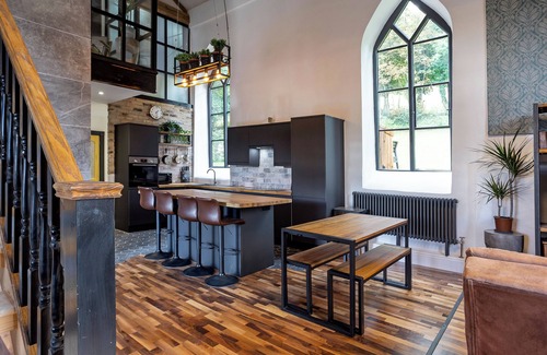 Stroud Casa | Breathtaking Cotswolds Chapel w/ Valley Views