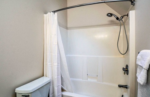 Hansville Cabina | Breathtaking Hansville Cabin w/ Fire Pit!