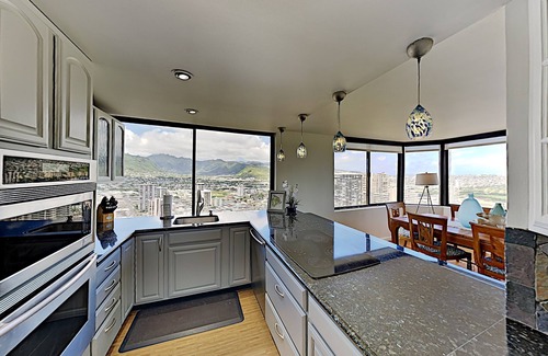 McCully - Moiliili Condominio | Breathtaking Hawaiian Monarch Penthouse | Views!