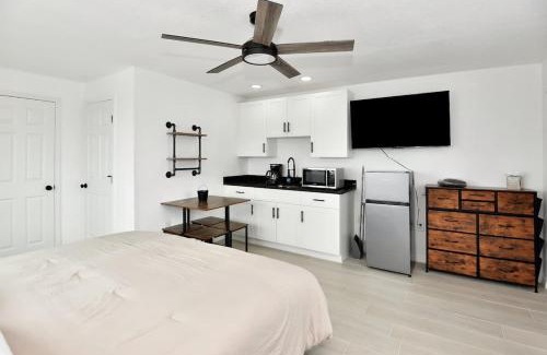 Daytona Beach Shores Casa | Breathtaking King Suite #9 Steps to Daytona Beach