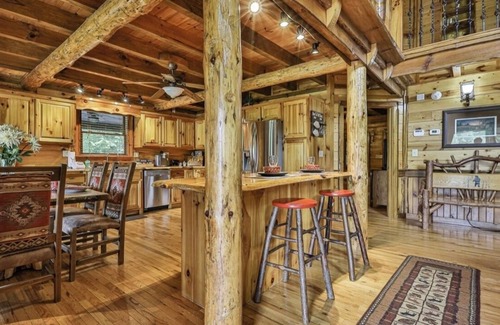 Natures Courtyard Cabina | Breathtaking Lakefront Cabin, Fully Stocked with Hot tub and Firepit