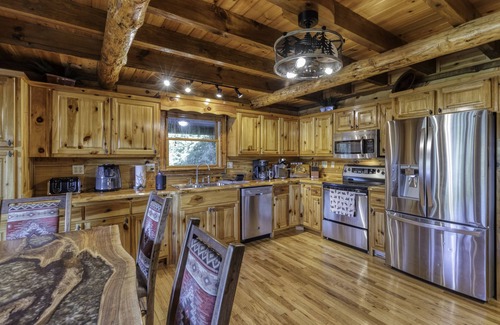 Natures Courtyard Cabina | Breathtaking Lakefront Cabin, Fully Stocked with Hot tub and Firepit