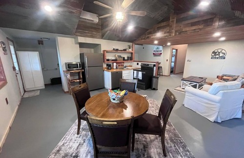 Gamaliel Cabina | Breathtaking lake view on Lake Norfork..... “804 HUT”- the reel escape!