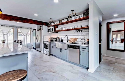 Raleigh Casa | 》Breathtaking Lake WaterFront Home Retreat w Pool《