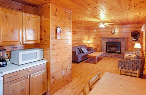 Byrdstown Cabina | Breathtaking Lakeside 2-Bedroom Cabin on Beautiful Dale Hollow Lake #9!
