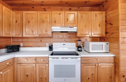 Byrdstown Cabina | Breathtaking Lakeside 2-Bedroom Cabin on Beautiful Dale Hollow Lake #9!