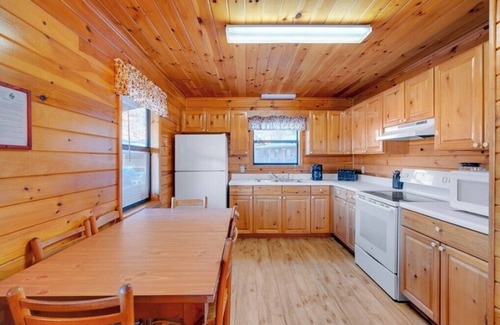 Byrdstown Cabina | Breathtaking Lakeside 2-Bedroom Cabin on Beautiful Dale Hollow Lake #9!