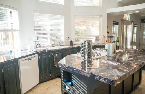 Ramona Casa | Breathtaking Mountain House with great trails & amenities - Sleeps 14!