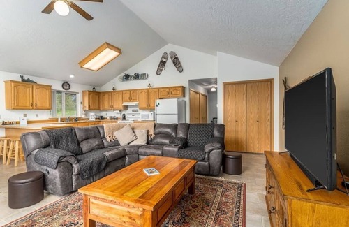 Kellogg Condominio | Breathtaking Mountain View Townhouse by the River
