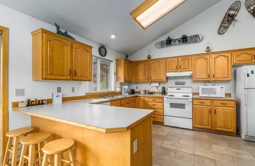Kellogg Condominio | Breathtaking Mountain View Townhouse by the River