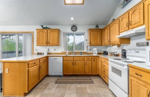 Kellogg Condominio | Breathtaking Mountain View Townhouse by the River