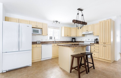 Magnetawan Cabaña | Breathtaking & Newly Renovated Lakeside Cottage