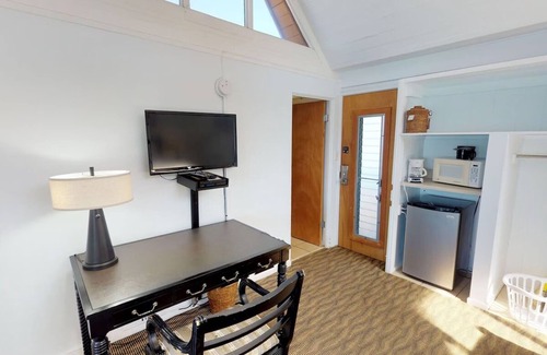 Kaunakakai Casa | Breathtaking Ocean Front Room w/ Porch | Romantic Couple Getaway