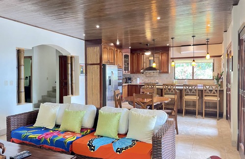 Ballena Casa | OCEANVIEW EN SELVA PRIMARIA! 3 Maestros! GATED. RÍO PRIVADO Y CASCADAS.
