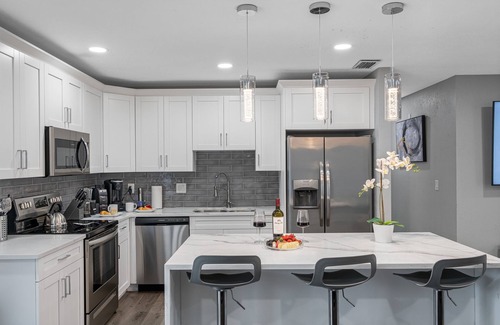 Terrace Park Casa | Breathtaking & Renovated Tampa Heated Pool House