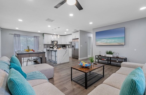 Terrace Park Casa | Breathtaking & Renovated Tampa Heated Pool House