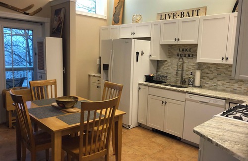 Saratoga Springs Apartamento | Breathtaking sunsets, right on Saratoga Lake! Just 5 minutes from the track!