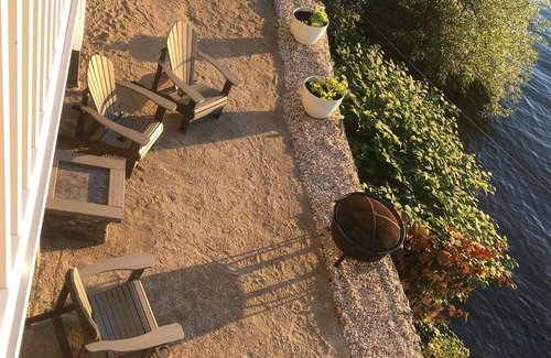 Saratoga Springs Apartamento | Breathtaking sunsets, right on Saratoga Lake! Just 5 minutes from the track!