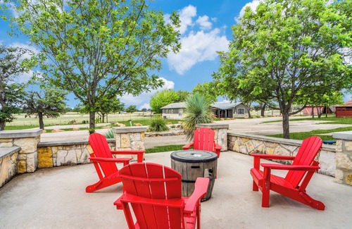 Comfort Casa | Breathtaking Texas Hill Country Getaway for Everyone - Sleeps 16