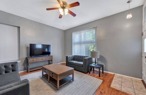 Shaw Casa | Breathtaking Unit in Shaw - 4 Queen beds 1W