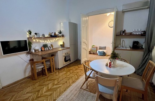 Old City Apartamento | Breathtaking Victory Sq Views/Bright &Spacious 2BR