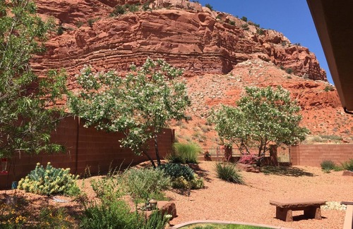 Kanab Casa | Impresionante vista de los acantilados rojos, piscina del vecindario interior / exterior