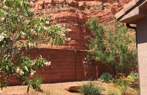 Kanab Casa | Impresionante vista de los acantilados rojos, piscina del vecindario interior / exterior