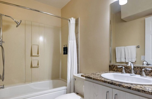 Canyon Corridor Complejo | Breathtaking View Condo, Central Location, Close to Living Desert Zoo