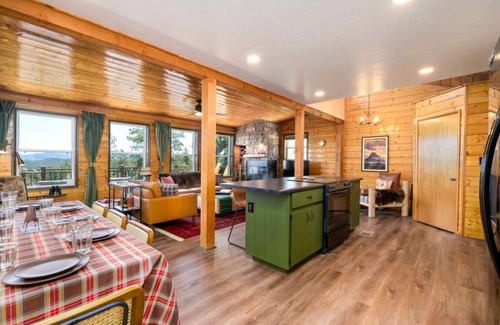 Highland Pines Cabina | Breathtaking Views. Elevated Comfort. Pets Welcome