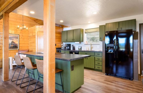 Highland Pines Cabina | Breathtaking Views. Elevated Comfort. Pets Welcome
