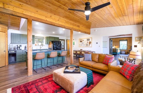 Highland Pines Cabina | Breathtaking Views. Elevated Comfort. Pets Welcome