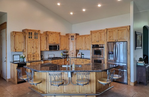 Eden Casa | Breathtaking Views! PRIVATE INDOOR POOL, Outdoor Hot Tub, Sauna, Game Room & Gym