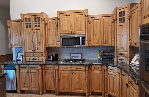 Eden Casa | Breathtaking Views! PRIVATE INDOOR POOL, Outdoor Hot Tub, Sauna, Game Room & Gym