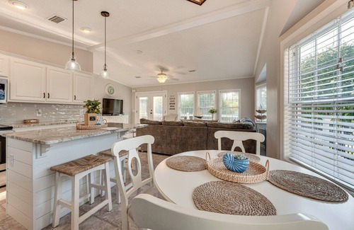 New London Casa | Breathtaking Views & Deck: Badin Lake House!
