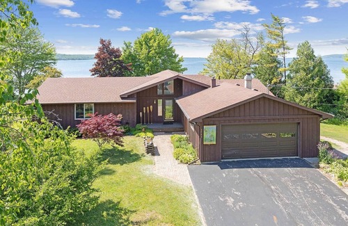 Sturgeon Bay Casa | Breathtaking views on the Bay! Waterfrontage!