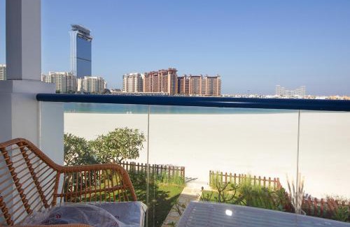 Palm Jumeirah Villa | Breathtaking Villa With Roof Garden and Beach access
