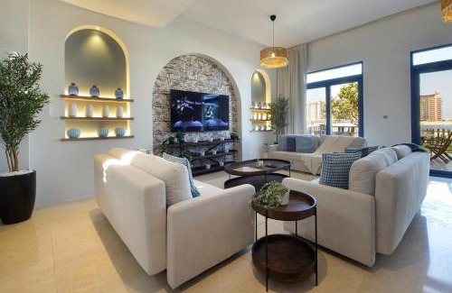 Palm Jumeirah Villa | Breathtaking Villa With Roof Garden and Beach access