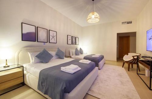 Palm Jumeirah Villa | Breathtaking Villa With Roof Garden and Beach access