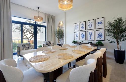 Palm Jumeirah Villa | Breathtaking Villa With Roof Garden and Beach access