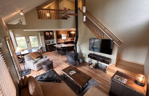 Blue River Cabina | Breck Cabin - Private Hot Tub! Close to Breck! Views!