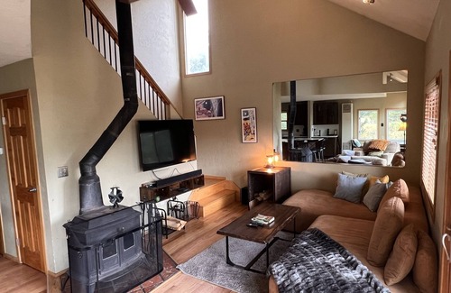 Blue River Cabina | Breck Cabin - Private Hot Tub! Close to Breck! Views!